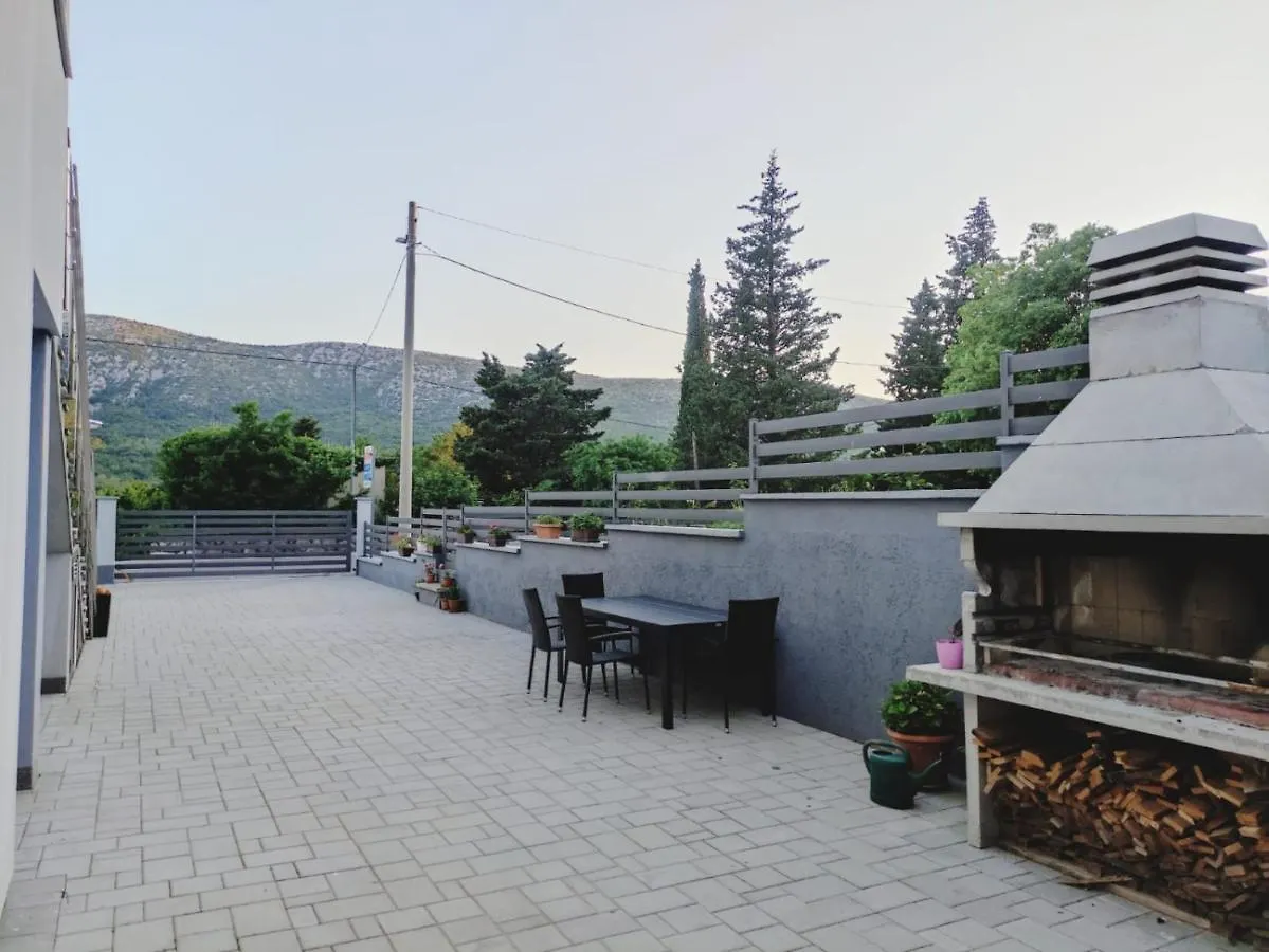 Apartments Nevistic Tribalj