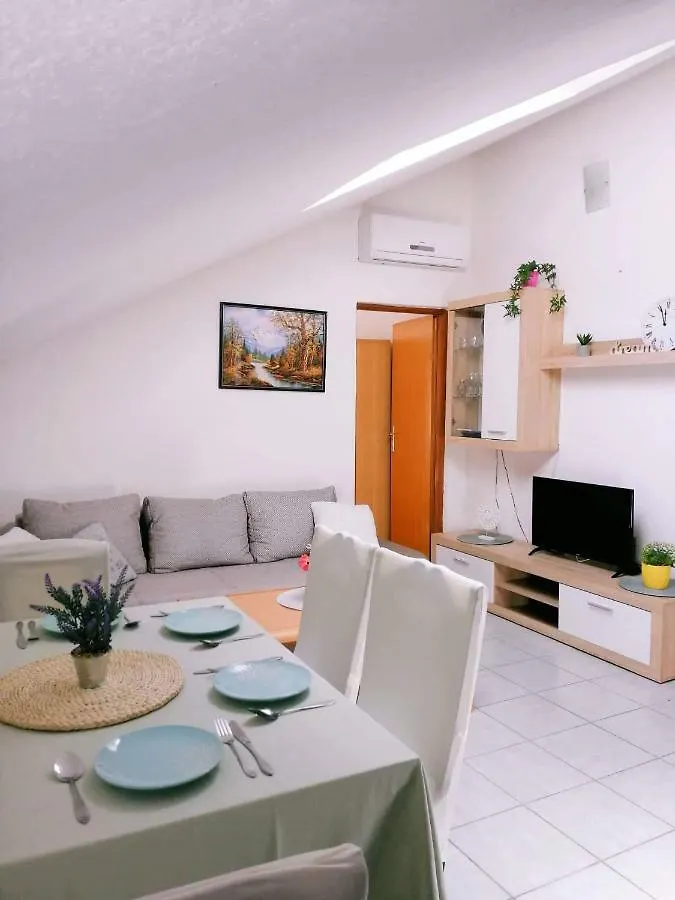 Apartments Nevistic Tribalj